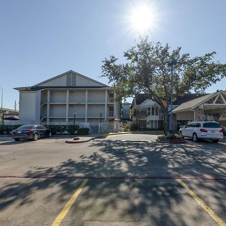 Oyo Hotel Houston Katy Freeway Exterior photo